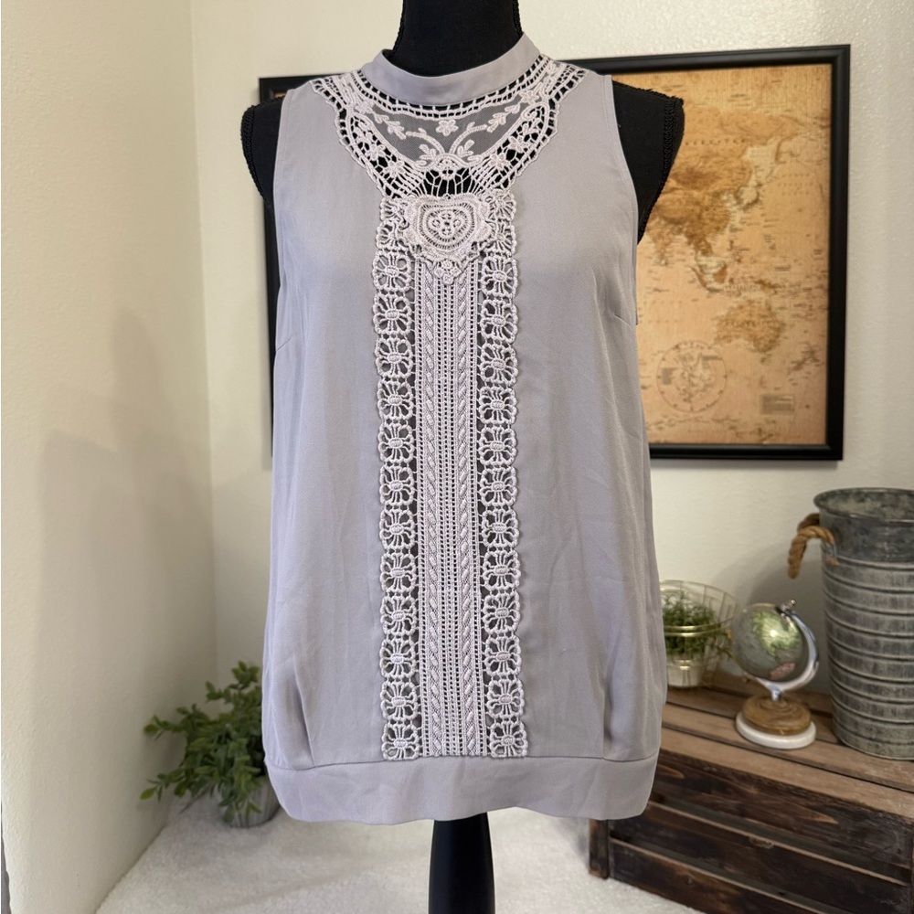 Chelsea 28 sleeveless blouse Size medium